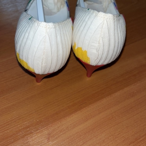 Jack Rogers white satin pumps with multicolored design and red heels Size 7.5 - Picture 5 of 10